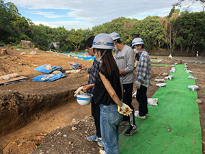 授業「考古学実習Ⅱ（吉野ヶ里遺跡にて）」風景イメージ