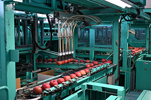 機械によるリンゴの箱詰めイメージ