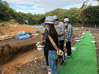 授業「考古学実習Ⅱ（吉野ヶ里遺跡にて）」風景