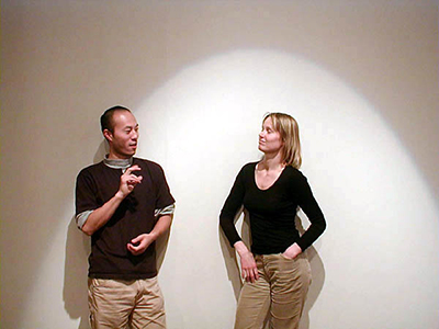 《Storytelling Evening》（「Blind Date：日本とデンマークのアーティストによる対話」、オーデンセ市立美術館、オーデンセ、デンマーク）を準備する富田俊明とオーサ・ソーニャスドッター