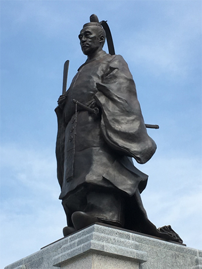 「佐賀藩十代藩主鍋島直正公銅像」（佐賀城公園）